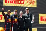 Foto zur News: Sergio Perez (Red Bull), Max Verstappen (Red Bull) und George Russell (Mercedes)