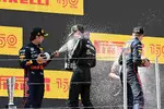 Foto zur News: Sergio Perez (Red Bull), George Russell (Mercedes) und Max Verstappen (Red Bull)