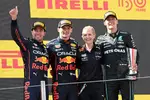 Foto zur News: Sergio Perez (Red Bull), Max Verstappen (Red Bull) und George Russell (Mercedes)