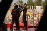 Foto zur News: Sergio Perez (Red Bull), Max Verstappen (Red Bull) und George Russell (Mercedes)