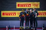 Foto zur News: Sergio Perez (Red Bull), Max Verstappen (Red Bull) und George Russell (Mercedes)