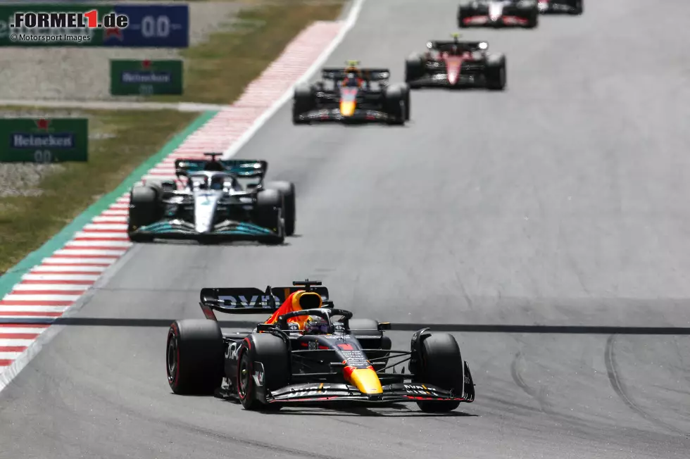 Foto zur News: Max Verstappen (Red Bull), George Russell (Mercedes) und Sergio Perez (Red Bull)