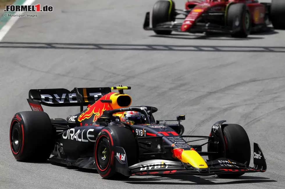 Foto zur News: Sergio Perez (Red Bull) und Carlos Sainz (Ferrari)