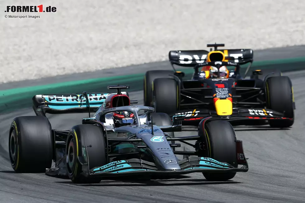 Foto zur News: George Russell (Mercedes) und Max Verstappen (Red Bull)