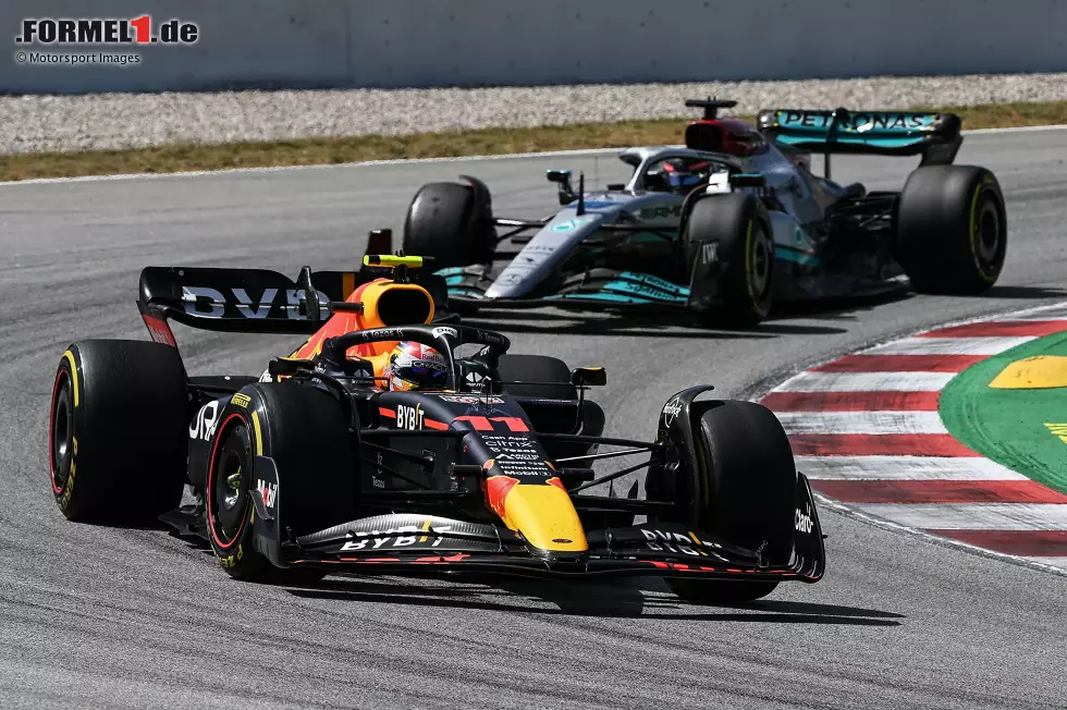 Foto zur News: Sergio Perez (Red Bull) und George Russell (Mercedes)