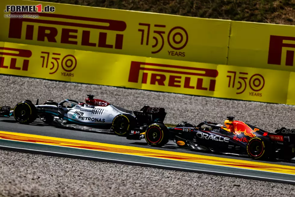 Foto zur News: George Russell (Mercedes) und Max Verstappen (Red Bull)