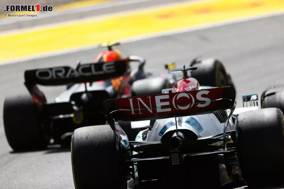 Foto zur News: Sergio Perez (Red Bull) und George Russell (Mercedes)