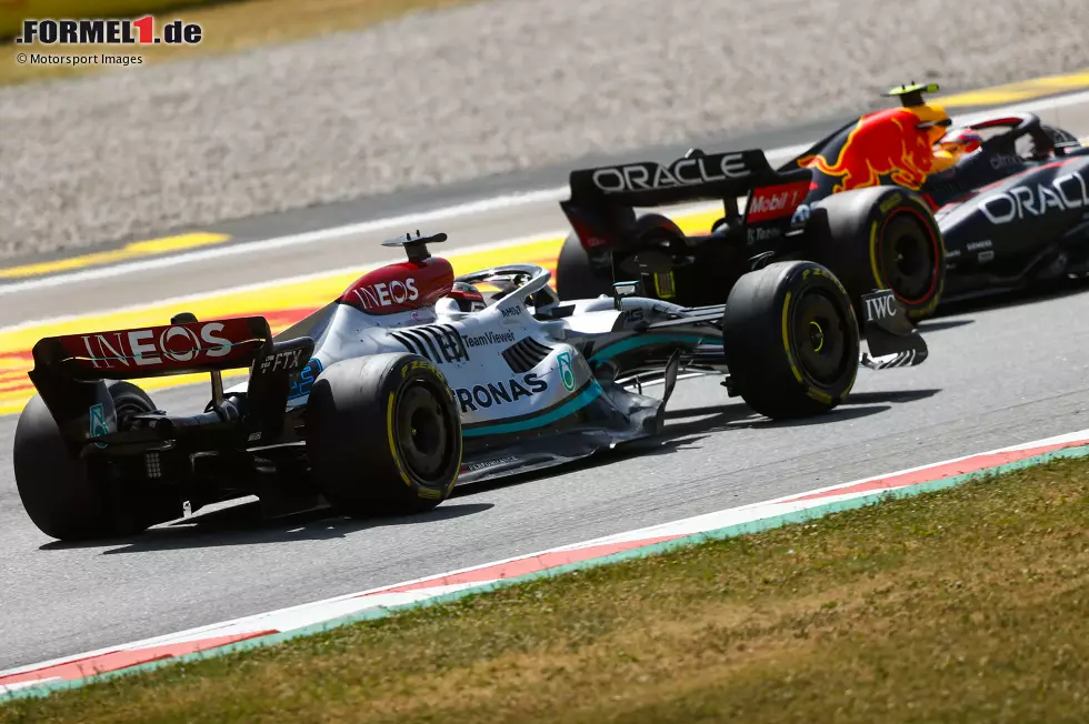 Foto zur News: Sergio Perez (Red Bull) und George Russell (Mercedes)