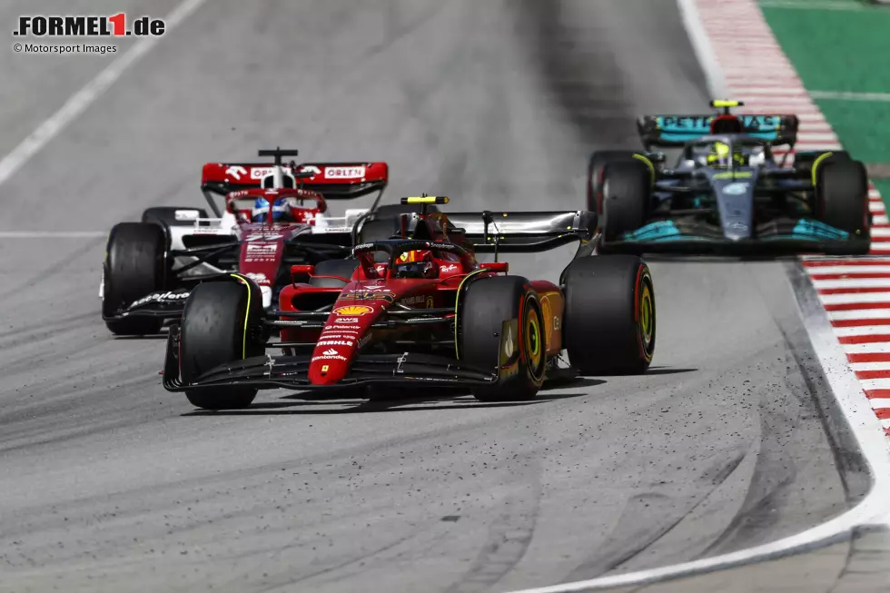 Foto zur News: Carlos Sainz (Ferrari), Valtteri Bottas (Alfa Romeo) und Lewis Hamilton (Mercedes)