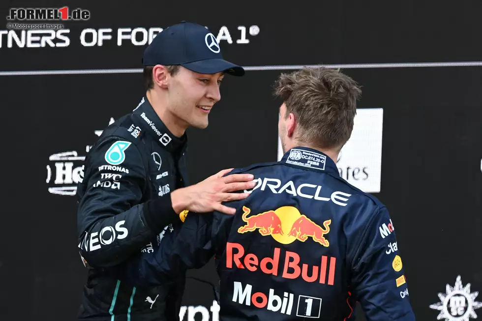 Foto zur News: George Russell (Mercedes) und Max Verstappen (Red Bull)