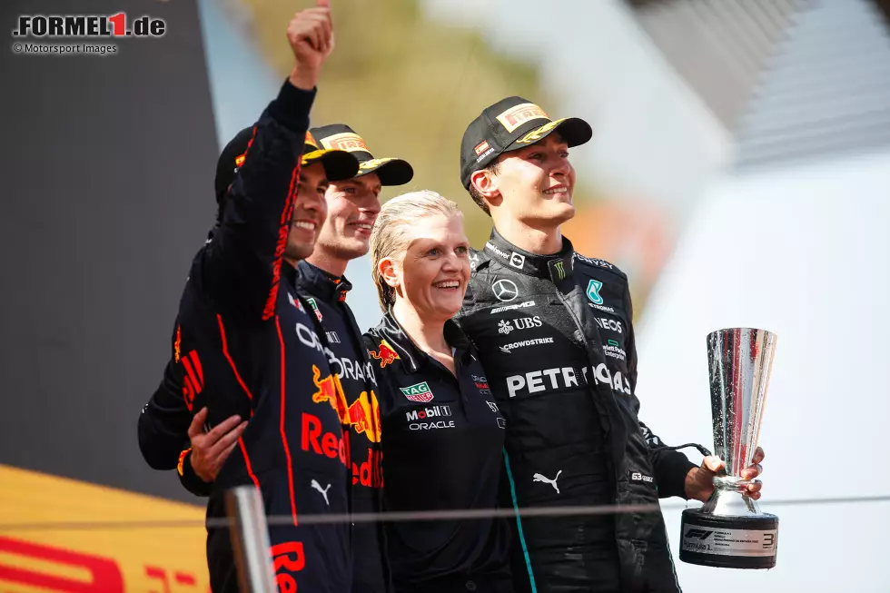 Foto zur News: Sergio Perez (Red Bull), Max Verstappen (Red Bull) und George Russell (Mercedes)