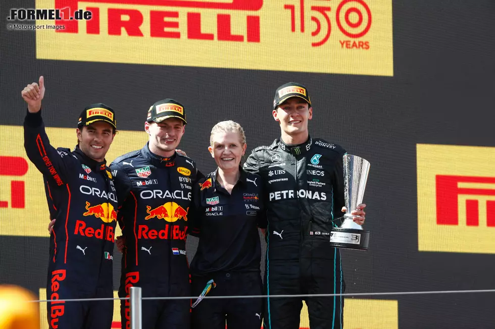 Foto zur News: Sergio Perez (Red Bull), Max Verstappen (Red Bull) und George Russell (Mercedes)