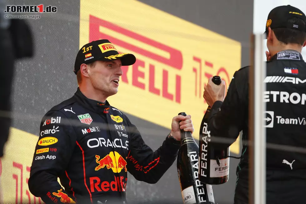 Foto zur News: Max Verstappen (Red Bull) und George Russell (Mercedes)