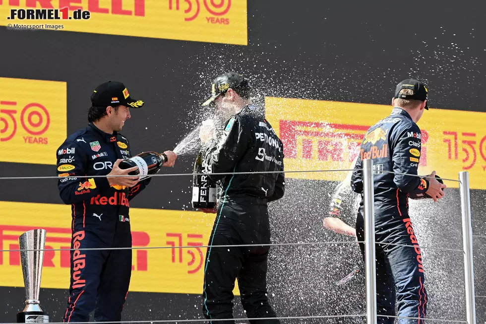 Foto zur News: Sergio Perez (Red Bull), George Russell (Mercedes) und Max Verstappen (Red Bull)