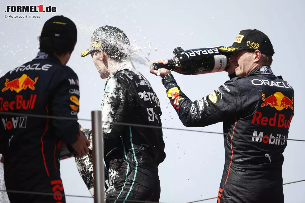 Foto zur News: Sergio Perez (Red Bull), Max Verstappen (Red Bull) und George Russell (Mercedes)