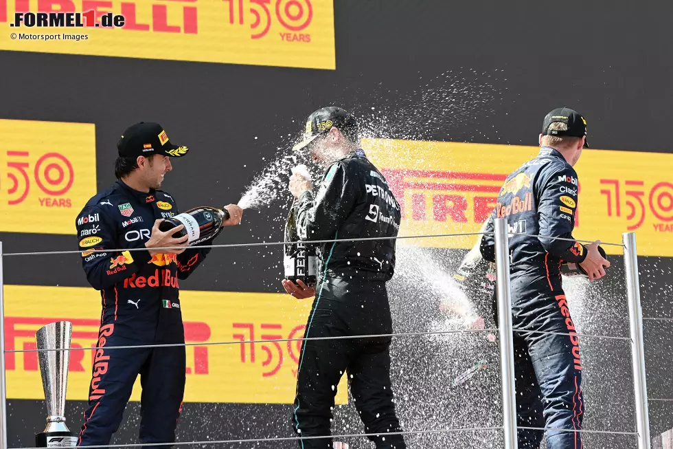 Foto zur News: Sergio Perez (Red Bull), George Russell (Mercedes) und Max Verstappen (Red Bull)