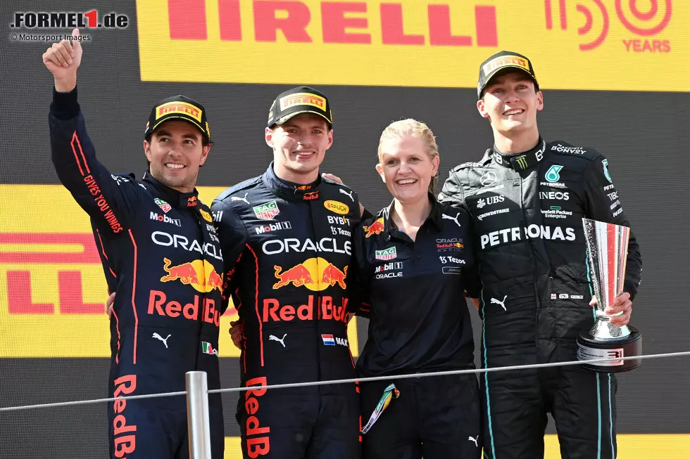 Foto zur News: Sergio Perez (Red Bull), Max Verstappen (Red Bull) und George Russell (Mercedes)