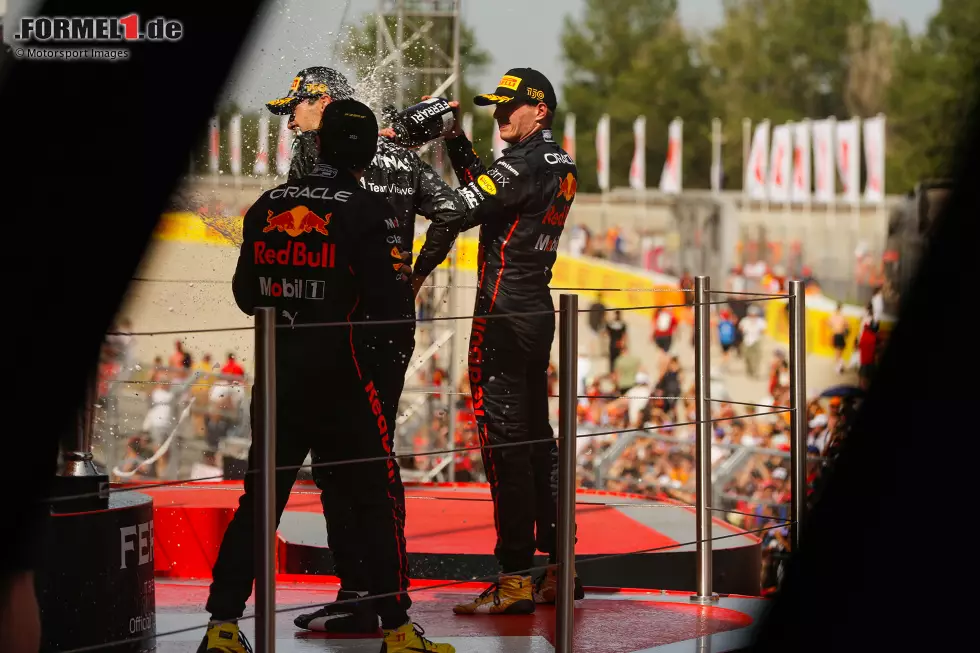 Foto zur News: Sergio Perez (Red Bull), Max Verstappen (Red Bull) und George Russell (Mercedes)