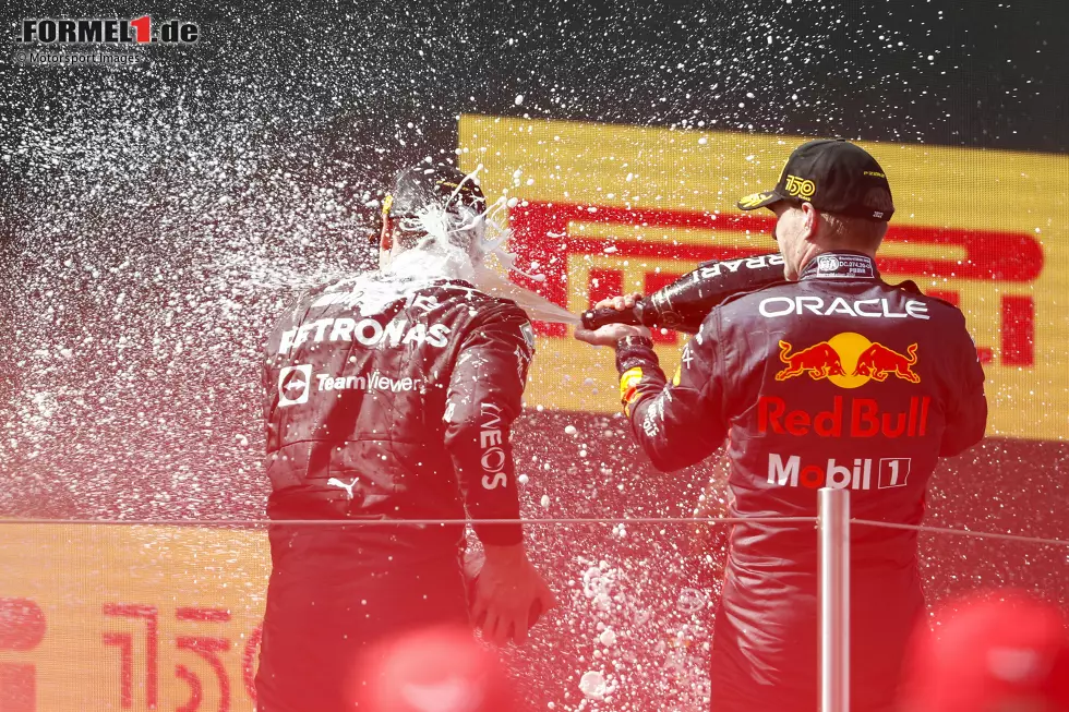 Foto zur News: Max Verstappen (Red Bull) und George Russell (Mercedes)