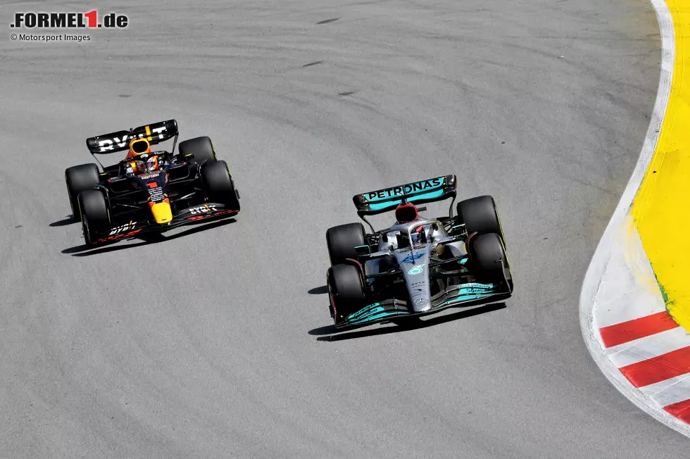 Foto zur News: Max Verstappen (Red Bull) und George Russell (Mercedes)