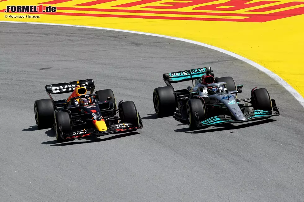 Foto zur News: Max Verstappen (Red Bull) und George Russell (Mercedes)