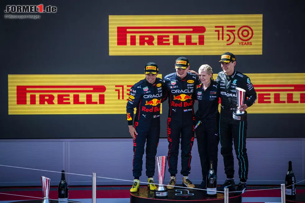 Foto zur News: Sergio Perez (Red Bull), Max Verstappen (Red Bull) und George Russell (Mercedes)