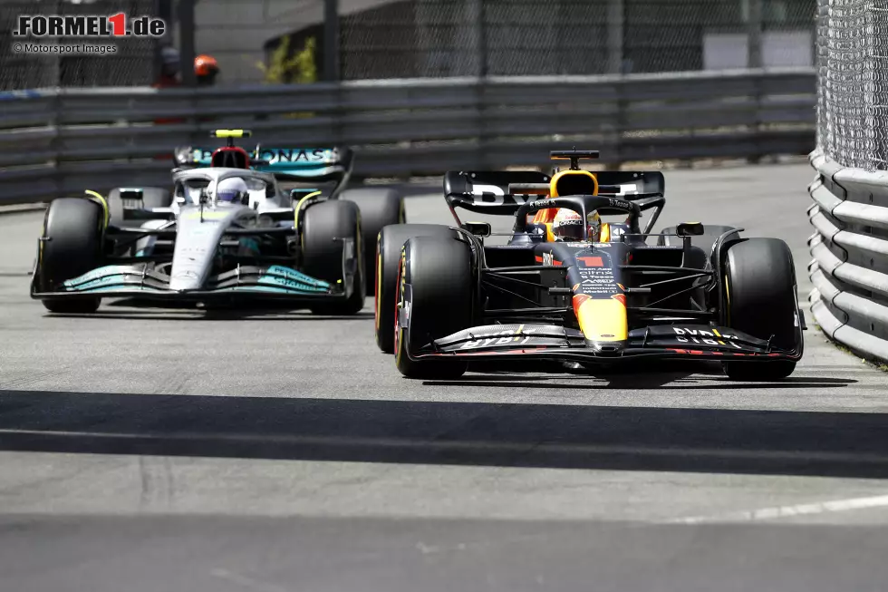 Foto zur News: Max Verstappen (Red Bull) und Lewis Hamilton (Mercedes)