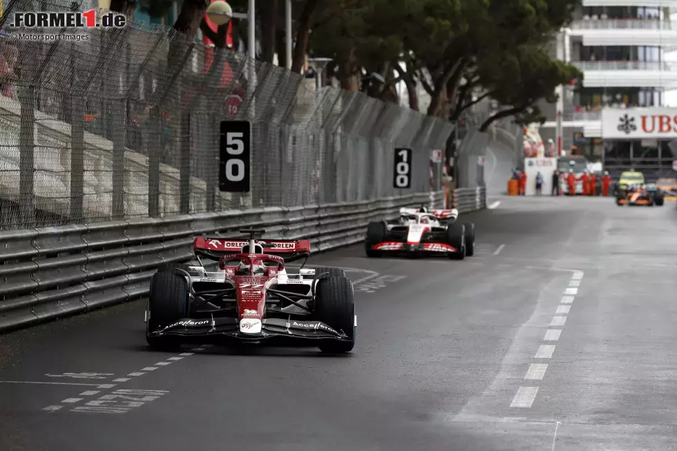 Foto zur News: Valtteri Bottas (Alfa Romeo) und Kevin Magnussen (Haas)