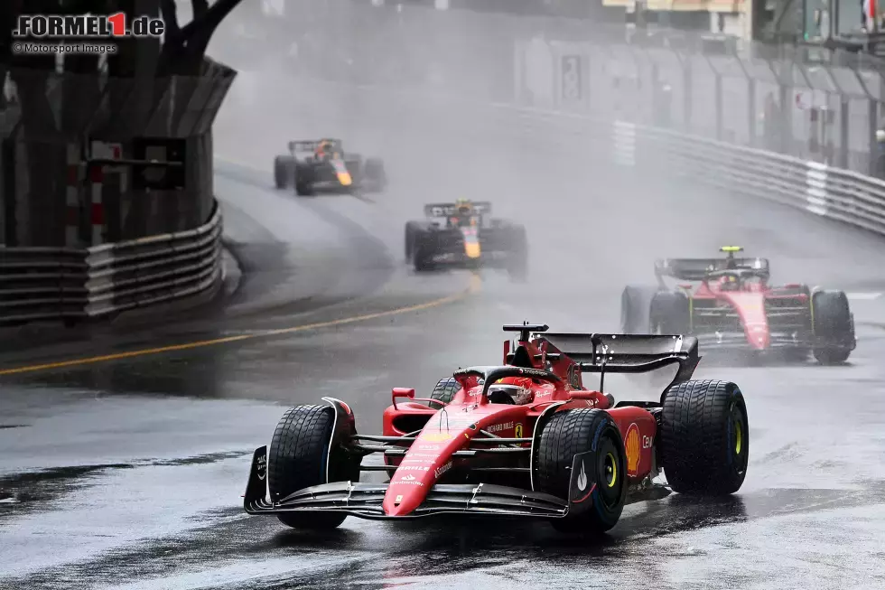 Foto zur News: Charles Leclerc (Ferrari), Carlos Sainz (Ferrari) und Sergio Perez (Red Bull)