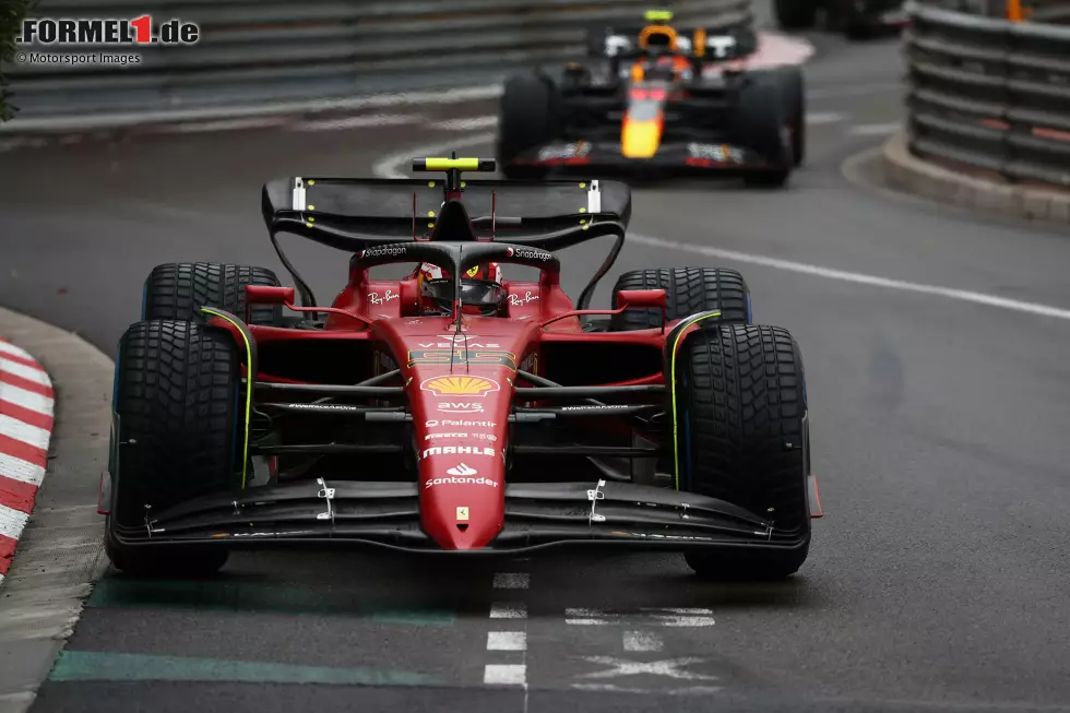 Foto zur News: Carlos Sainz (Ferrari) und Sergio Perez (Red Bull)