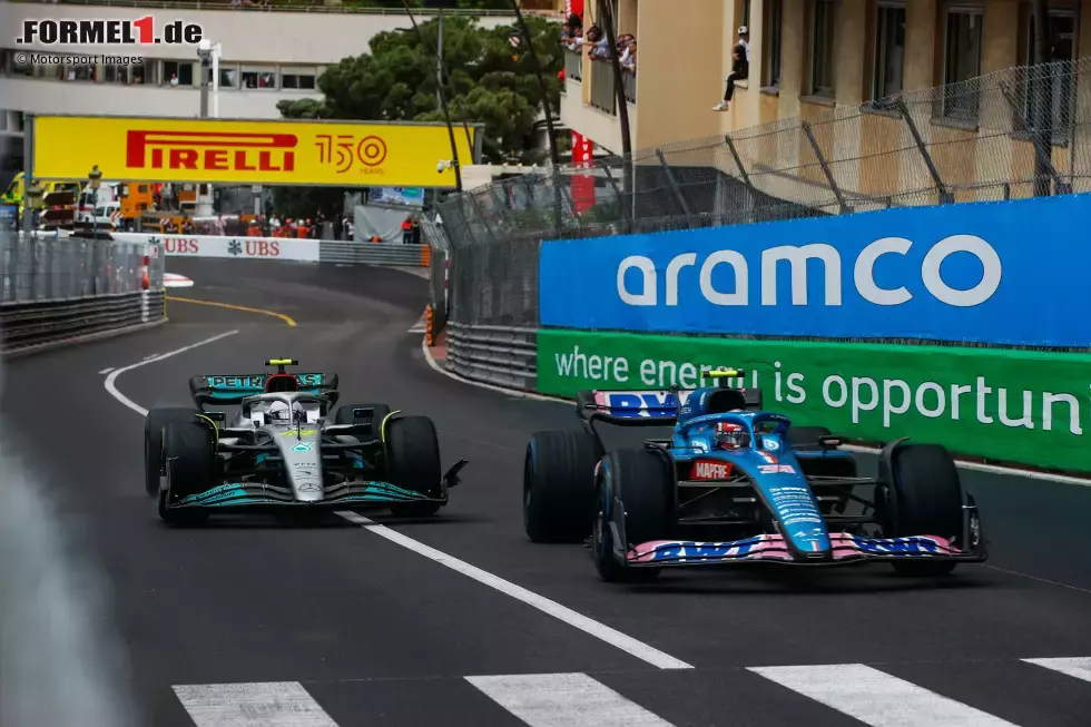 Foto zur News: Esteban Ocon (Alpine) und Lewis Hamilton (Mercedes)