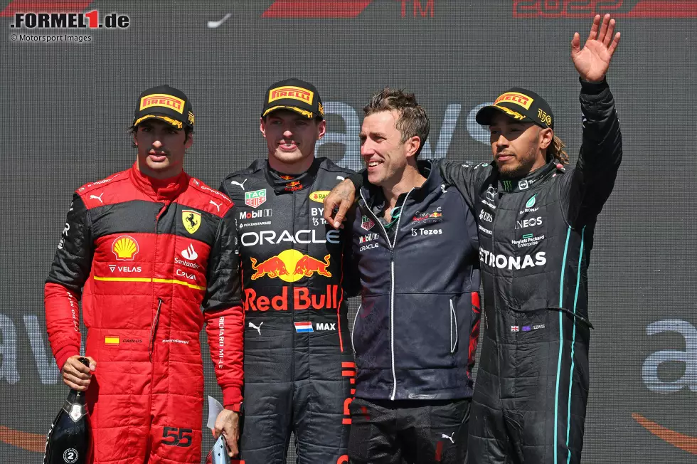 Foto zur News: Carlos Sainz (Ferrari), Max Verstappen (Red Bull) und Lewis Hamilton (Mercedes)