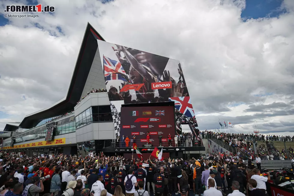 Foto zur News: Sergio Perez (Red Bull), Carlos Sainz (Ferrari) und Lewis Hamilton (Mercedes)