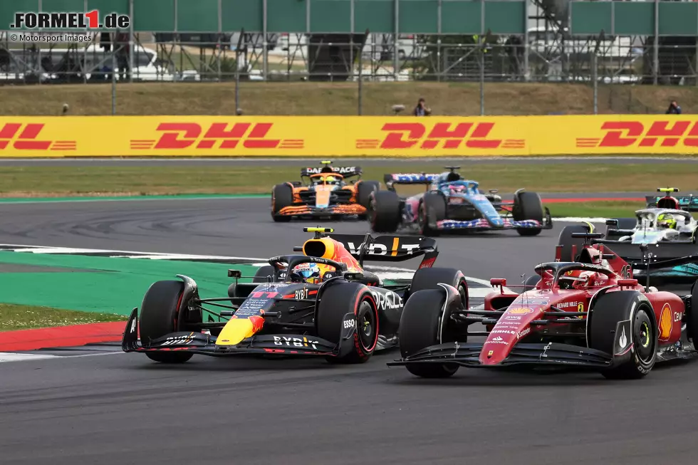 Foto zur News: Charles Leclerc (Ferrari) und Sergio Perez (Red Bull)