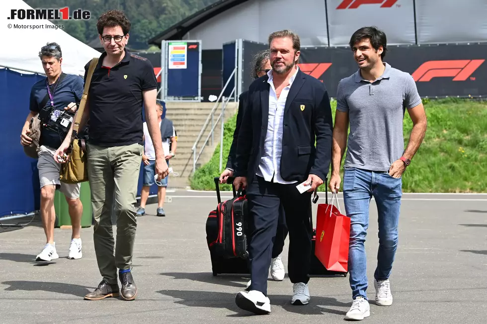 Foto zur News: Mattia Binotto und Carlos Sainz (Ferrari)