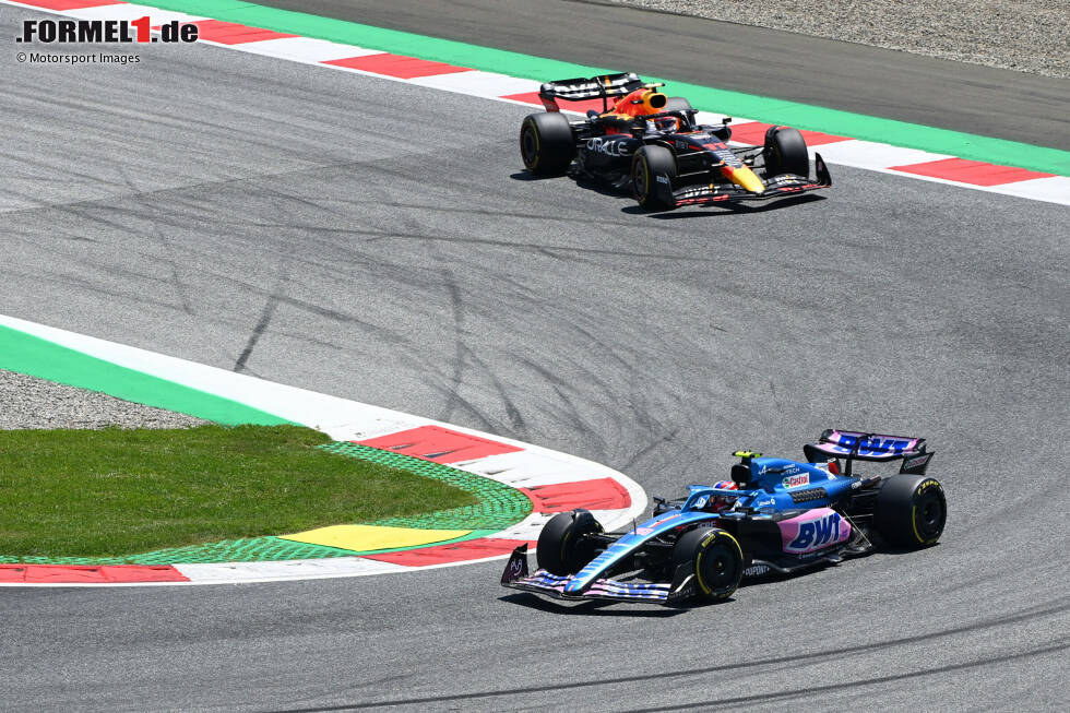 Foto zur News: Esteban Ocon (Alpine) und Sergio Perez (Red Bull)