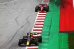 Foto zur News: Max Verstappen (Red Bull) und Charles Leclerc (Ferrari)