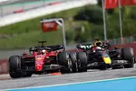 Foto zur News: Charles Leclerc (Ferrari) und Max Verstappen (Red Bull)