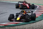 Foto zur News: Max Verstappen (Red Bull) und Charles Leclerc (Ferrari)