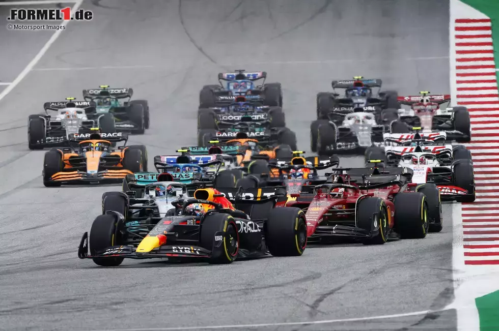 Foto zur News: Max Verstappen (Red Bull), Charles Leclerc (Ferrari), Carlos Sainz (Ferrari) und George Russell (Mercedes)