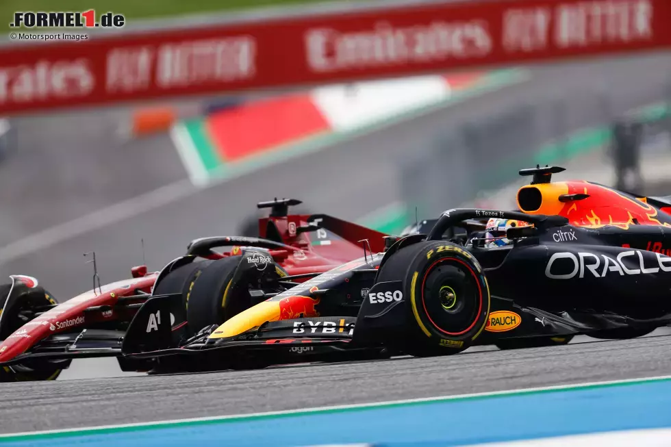 Foto zur News: Max Verstappen (Red Bull) und Charles Leclerc (Ferrari)