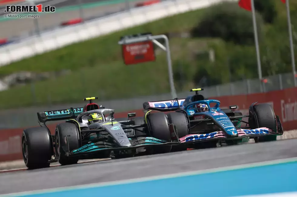 Foto zur News: Lewis Hamilton (Mercedes) und Esteban Ocon (Alpine)