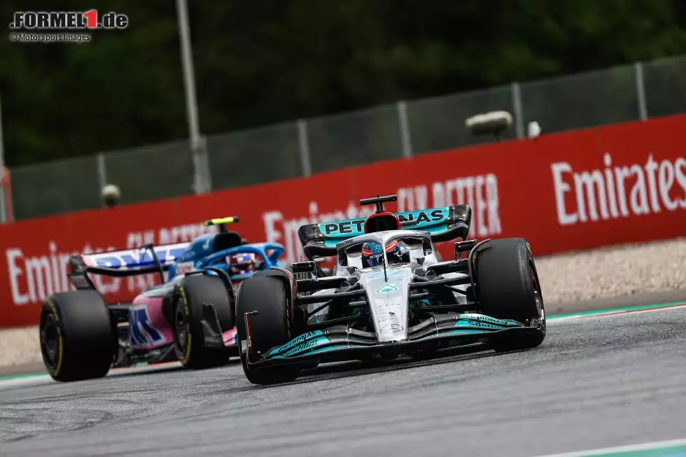 Foto zur News: George Russell (Mercedes) und Esteban Ocon (Alpine)