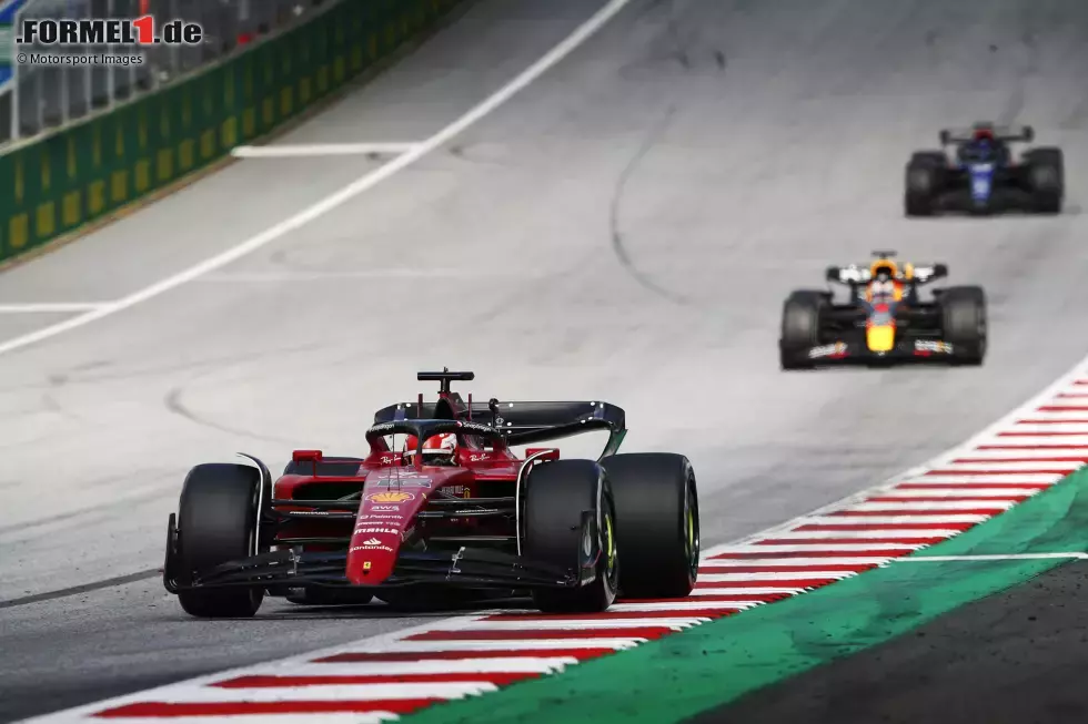 Foto zur News: Charles Leclerc (Ferrari) und Max Verstappen (Red Bull)