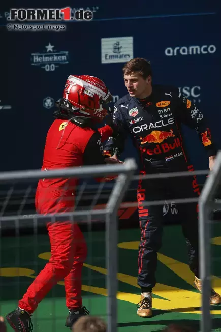 Foto zur News: Max Verstappen (Red Bull) und Charles Leclerc (Ferrari)