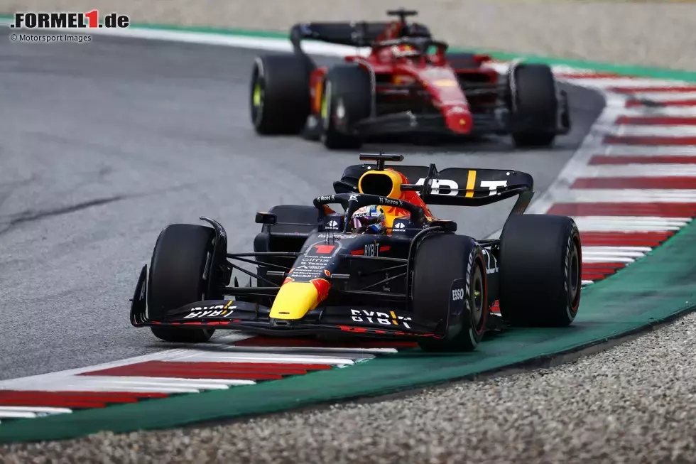 Foto zur News: Max Verstappen (Red Bull) und Charles Leclerc (Ferrari)