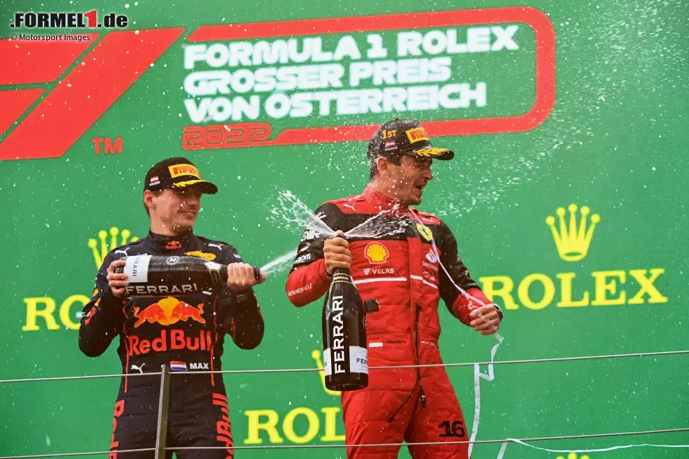 Foto zur News: Max Verstappen (Red Bull) und Charles Leclerc (Ferrari)