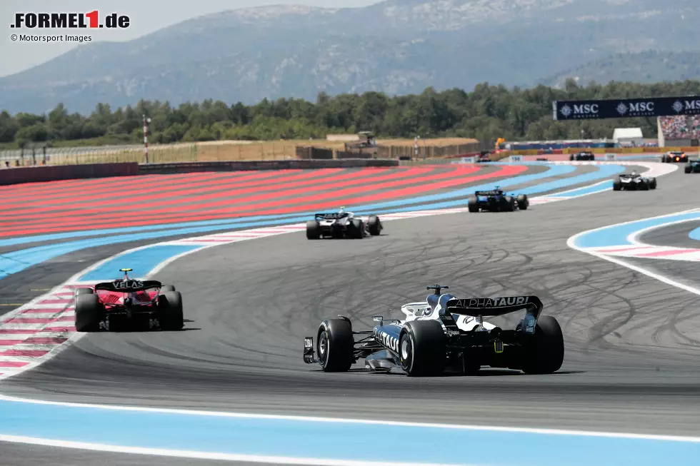 Foto zur News: Carlos Sainz (Ferrari) und Pierre Gasly (AlphaTauri)