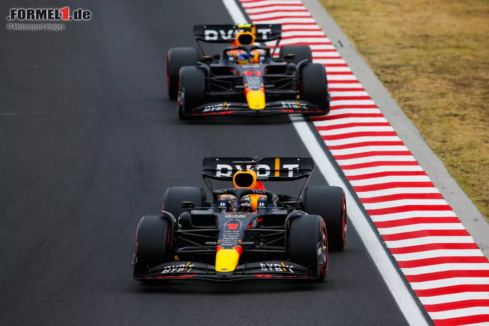 Foto zur News: Max Verstappen (Red Bull) und Sergio Perez (Red Bull)