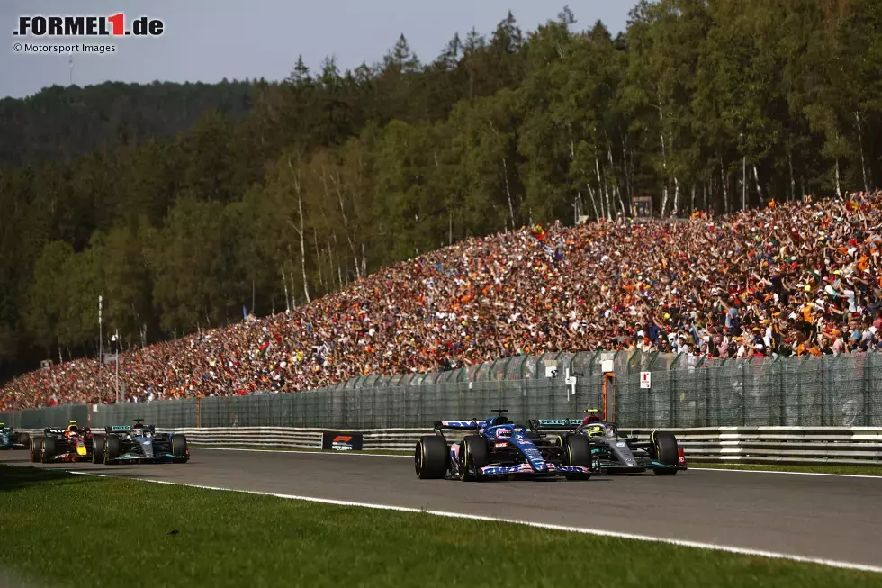 Foto zur News: Fernando Alonso (Alpine) und Lewis Hamilton (Mercedes)